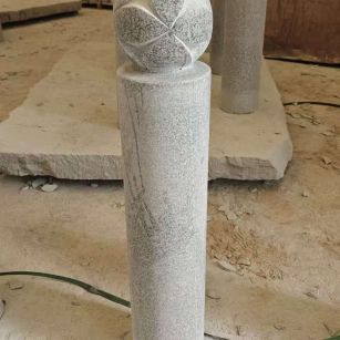 昭通 芝麻白花岗岩石材挡车石柱、停车柱、圆柱挡车柱、方柱挡车柱等