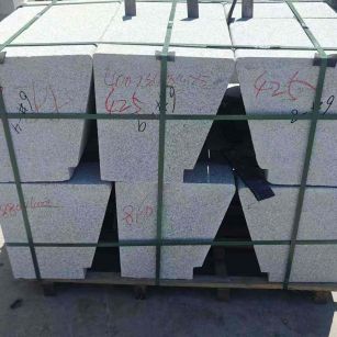 昭通 芝麻白异形坐凳，石凳