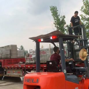 昭通 黄金麻冰裂纹，地铺石装车