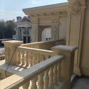 昭通 黄金麻别墅外墙干挂雕花配合阳台栏杆花瓶柱