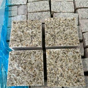 昭通 黄金麻花岗岩自然面小方块，弹石，马蹄石等