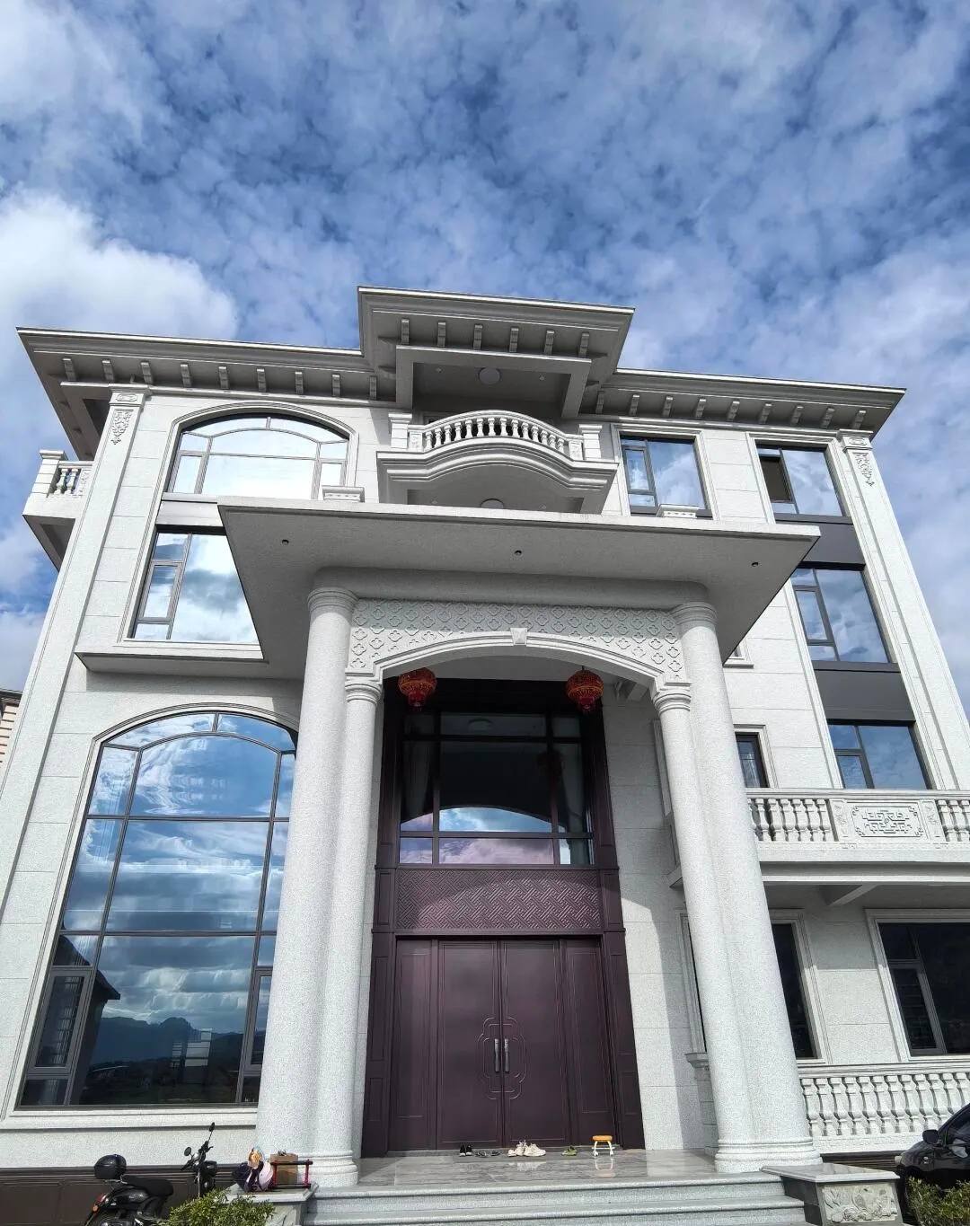 昭通白麻别墅外墙干挂石材效果示例