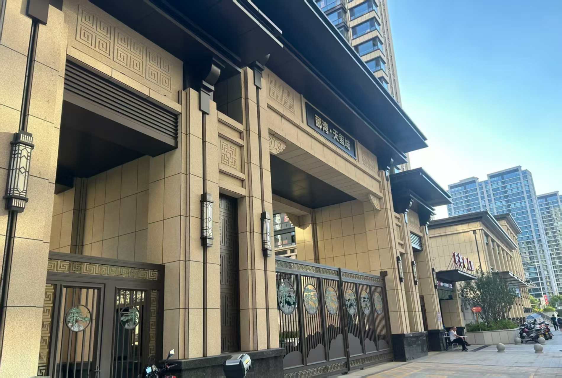 昭通 黄金麻花岗岩荔枝面小区门楼外墙干挂