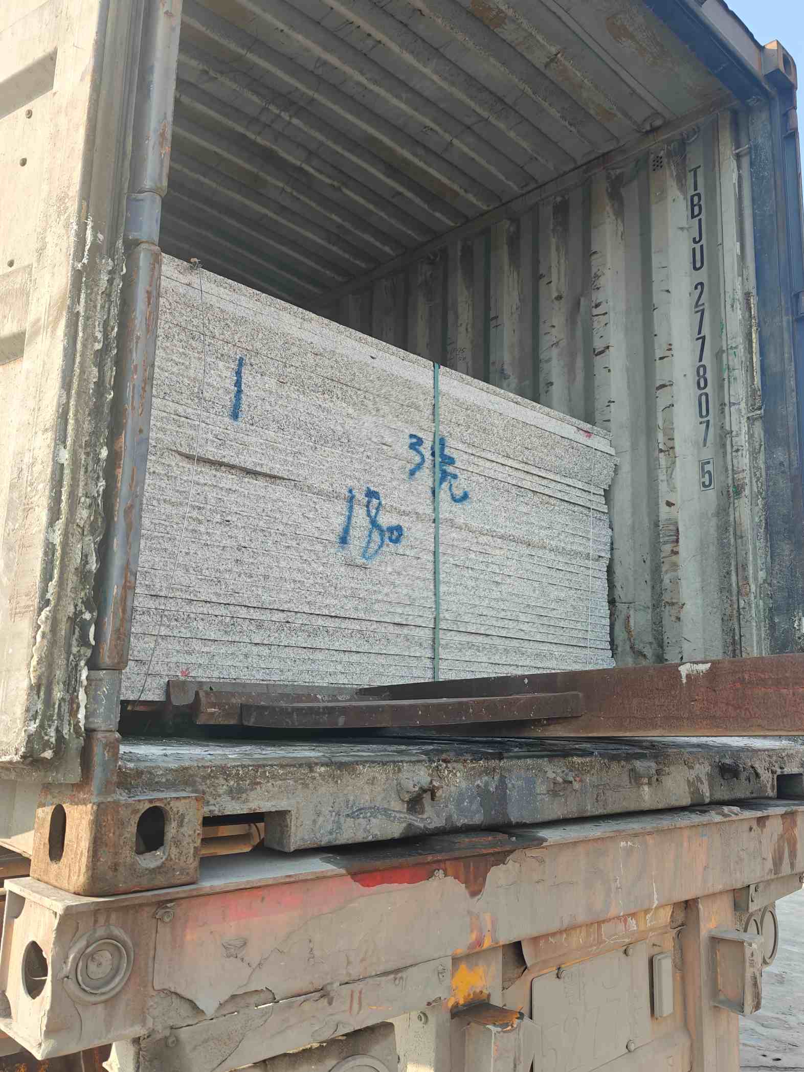 昭通 芝麻白花岗岩石材3.0公分光面毛板装柜出货