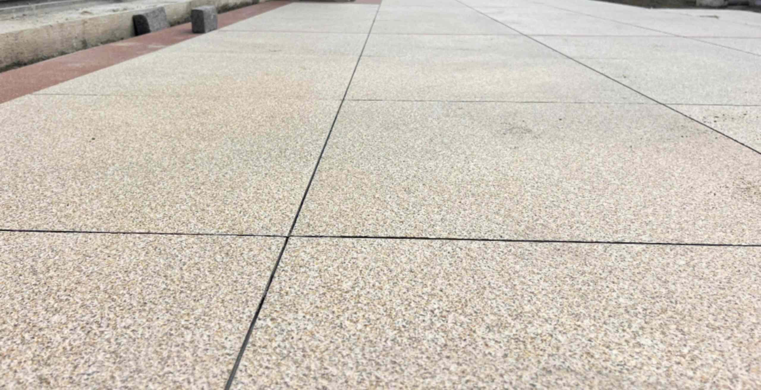 昭通 黄金麻花岗岩石板材荔枝面地面铺装效果