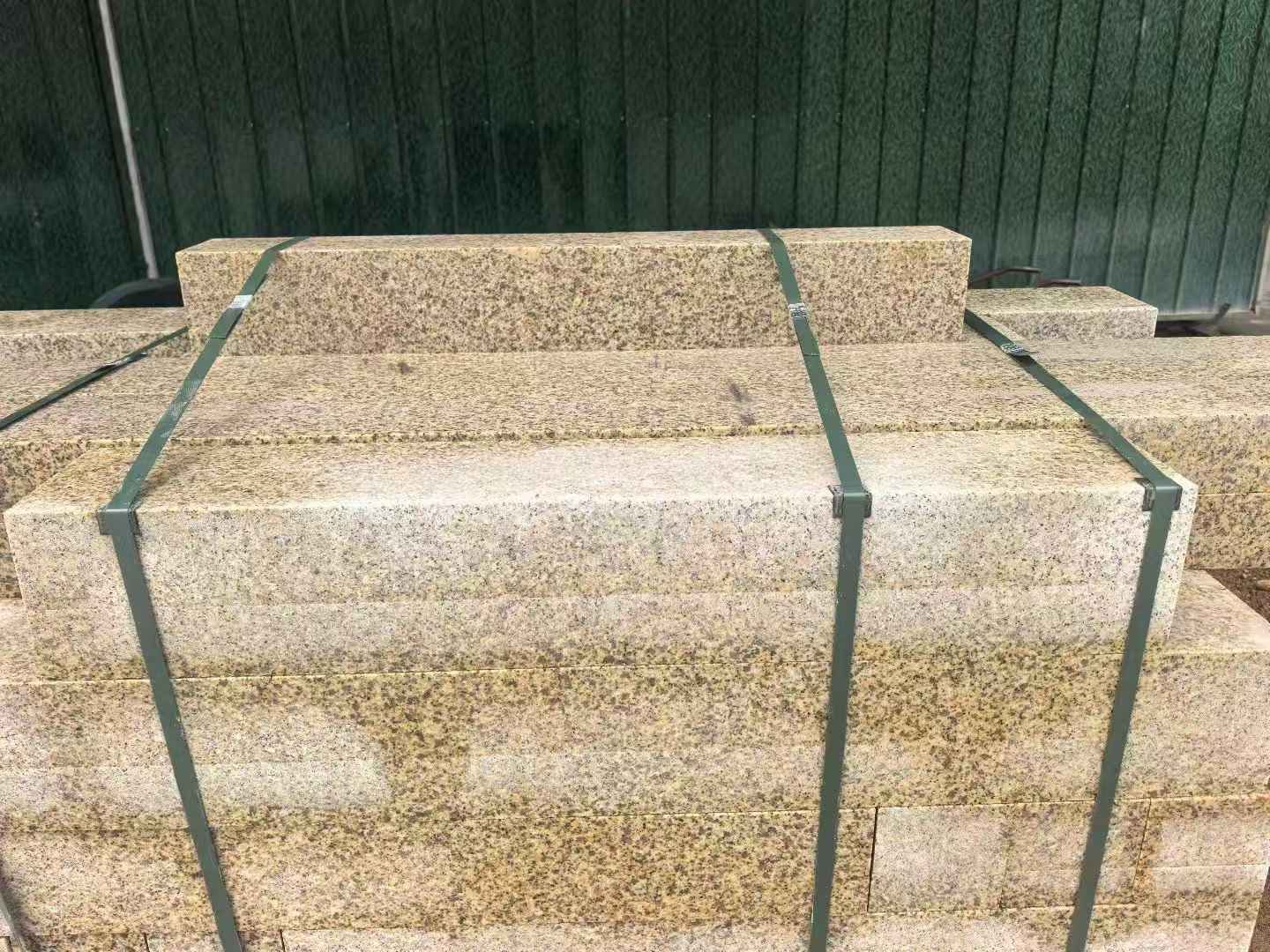 昭通 黄金麻花岗岩石材机切面栏杆料半成品