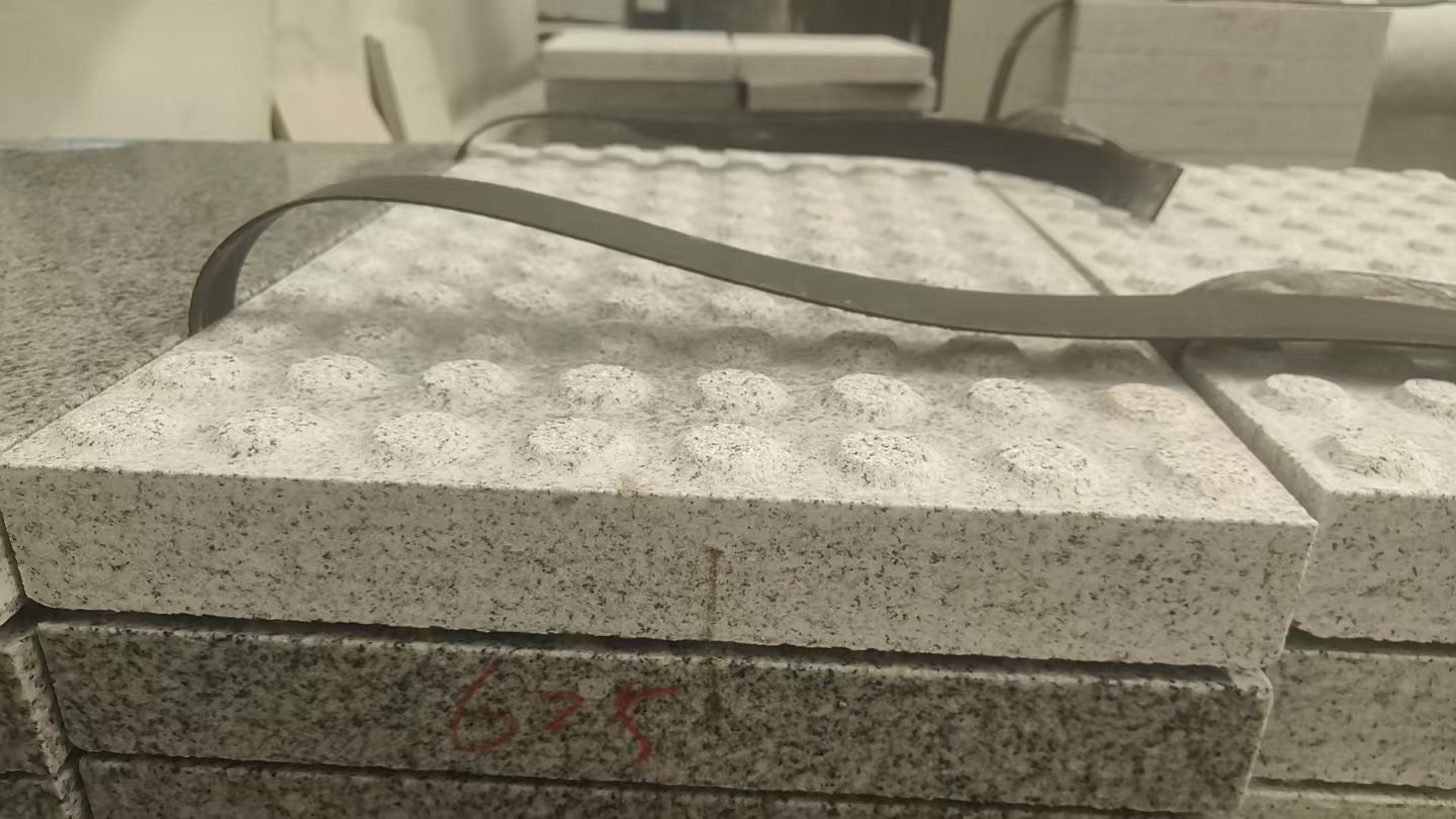 昭通 芝麻白花岗岩6.0公分荔枝面五轴加工雕刻盲点