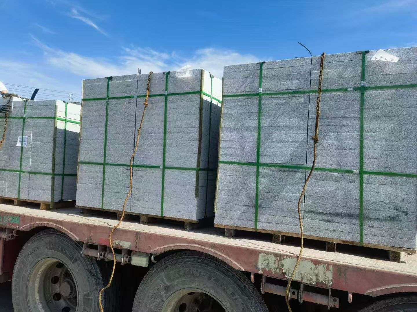 昭通 芝麻白花岗岩地铺石装车日常