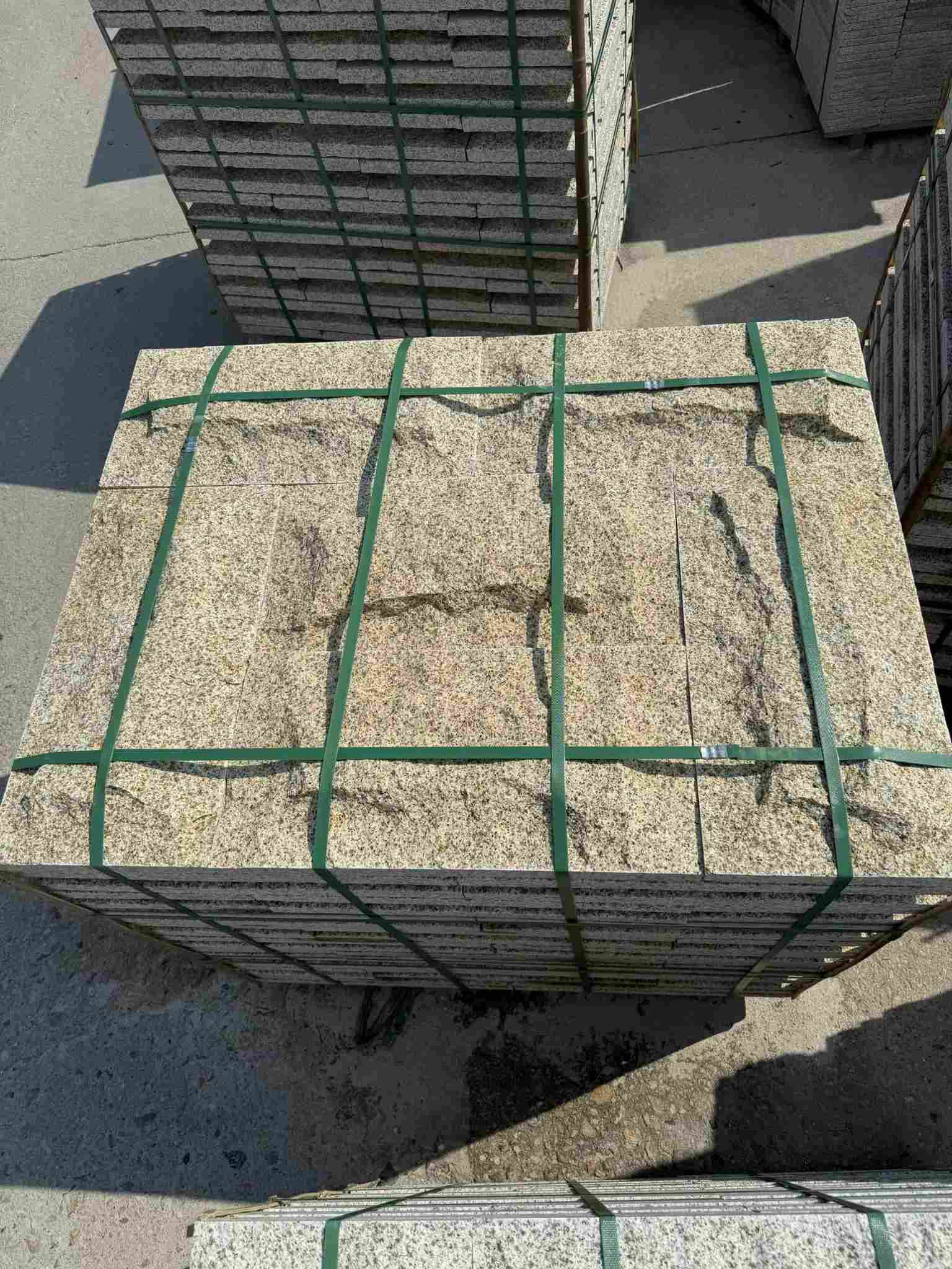 昭通 黄金麻花岗岩石材自然面蘑菇石成品