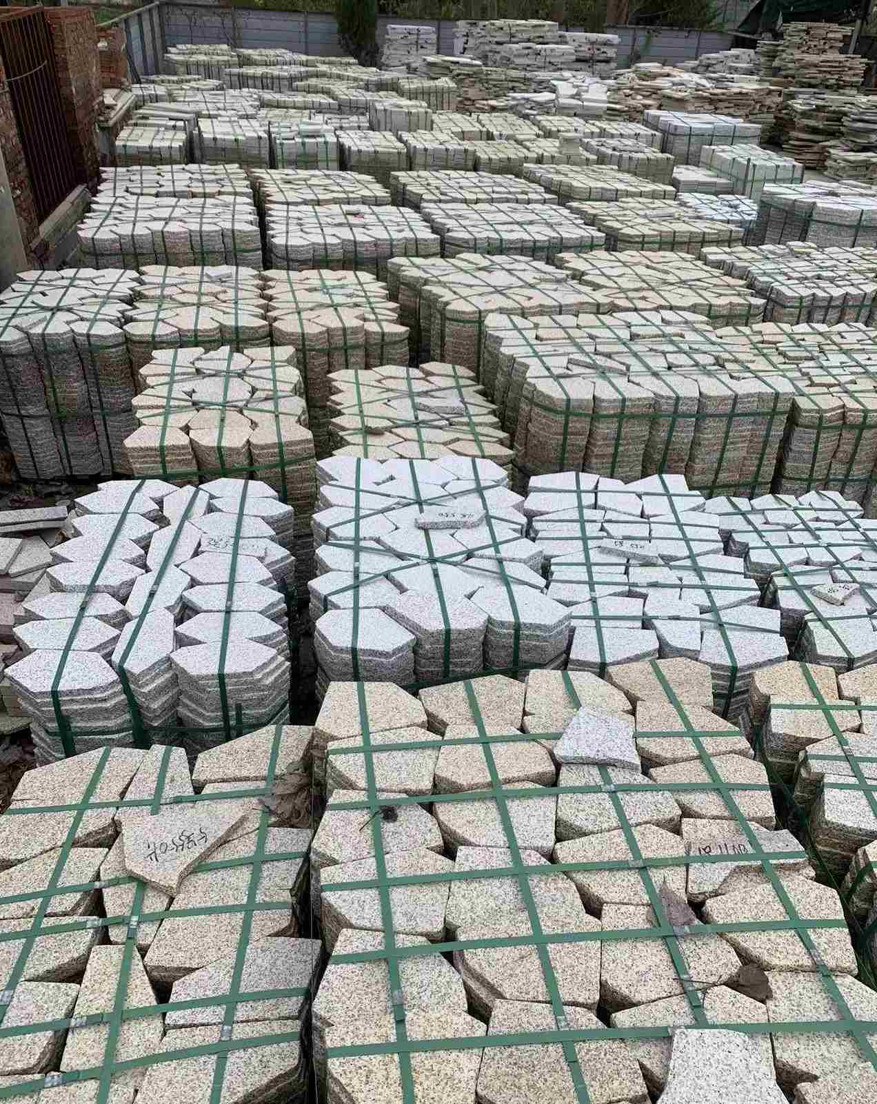 昭通 黄金麻白麻花岗岩荔枝面地铺石(冰裂纹)