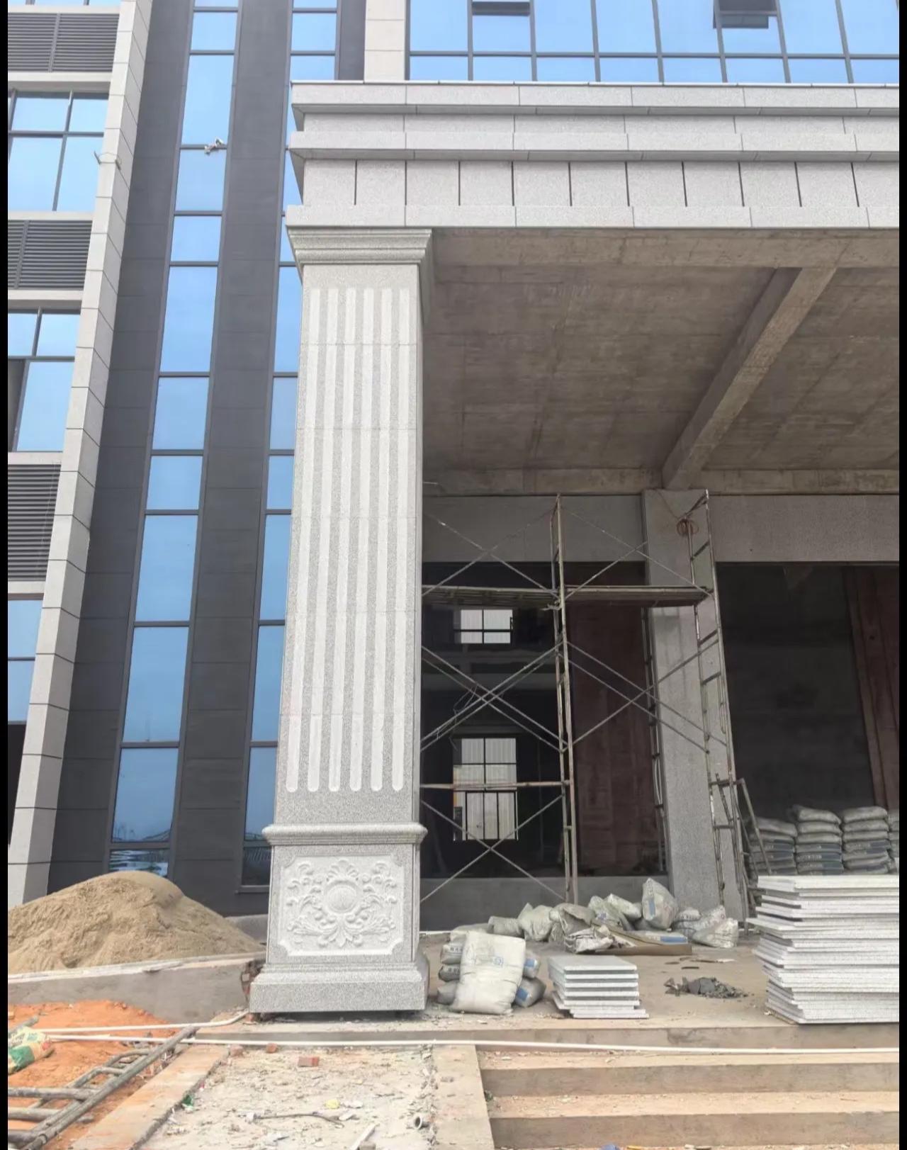 昭通 芝麻白光面花岗岩门楼大柱（罗马柱）配雕花底座