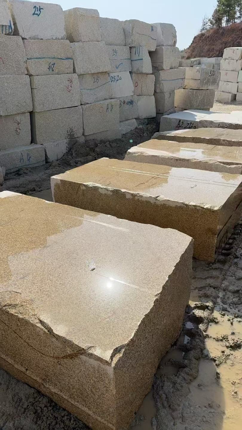 昭通 黄金麻方料堆场洗料分选中，原材料充足