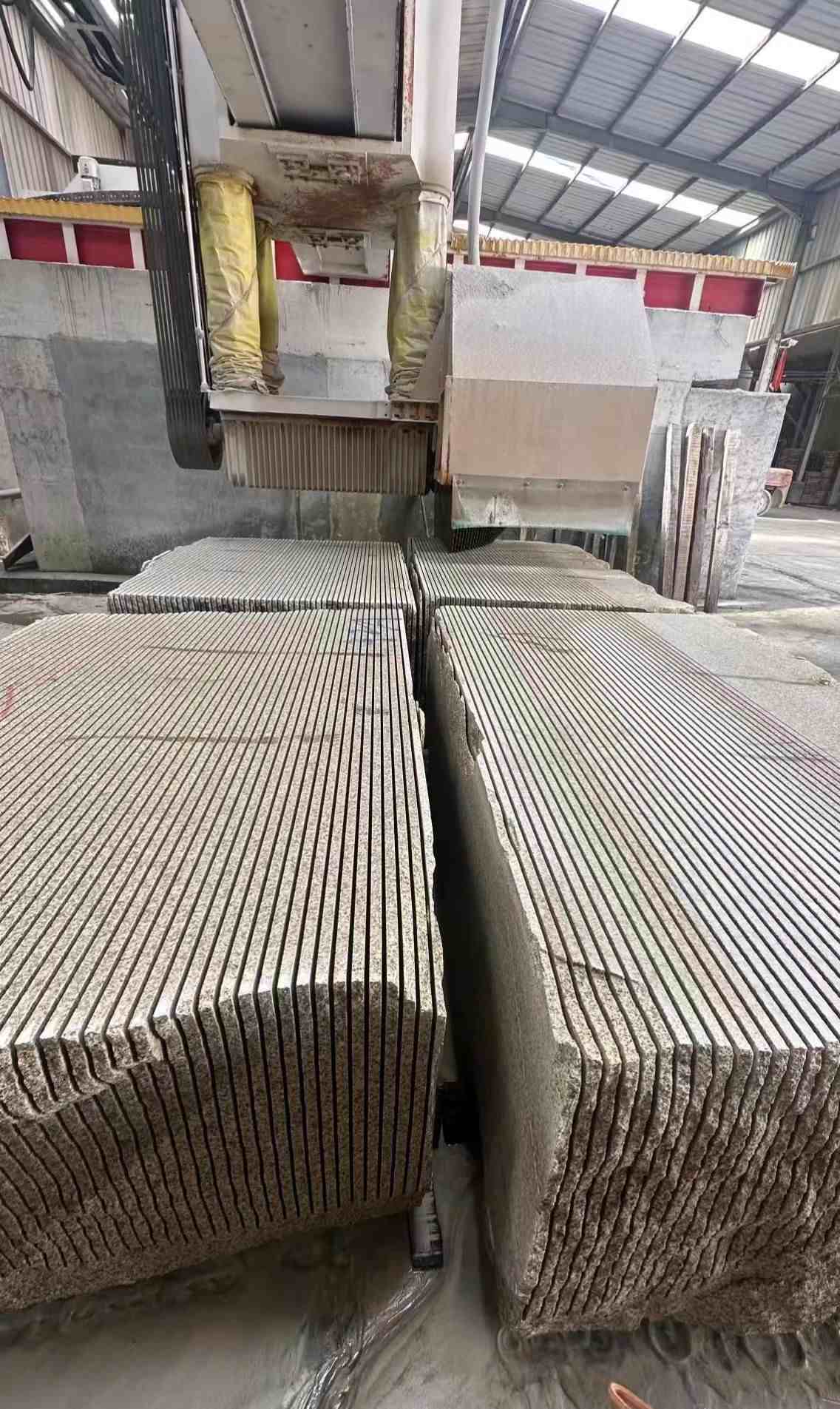 昭通 车间生产日常，黄金麻白麻花岗岩