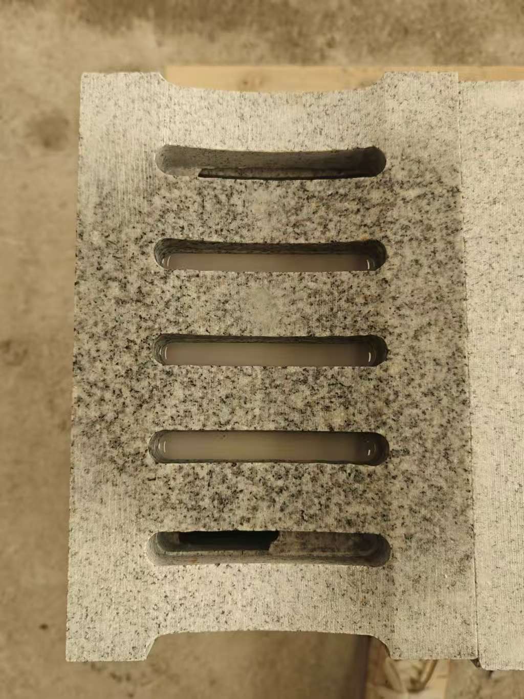 昭通 芝麻白拉丝面花岗岩U型开槽排水槽