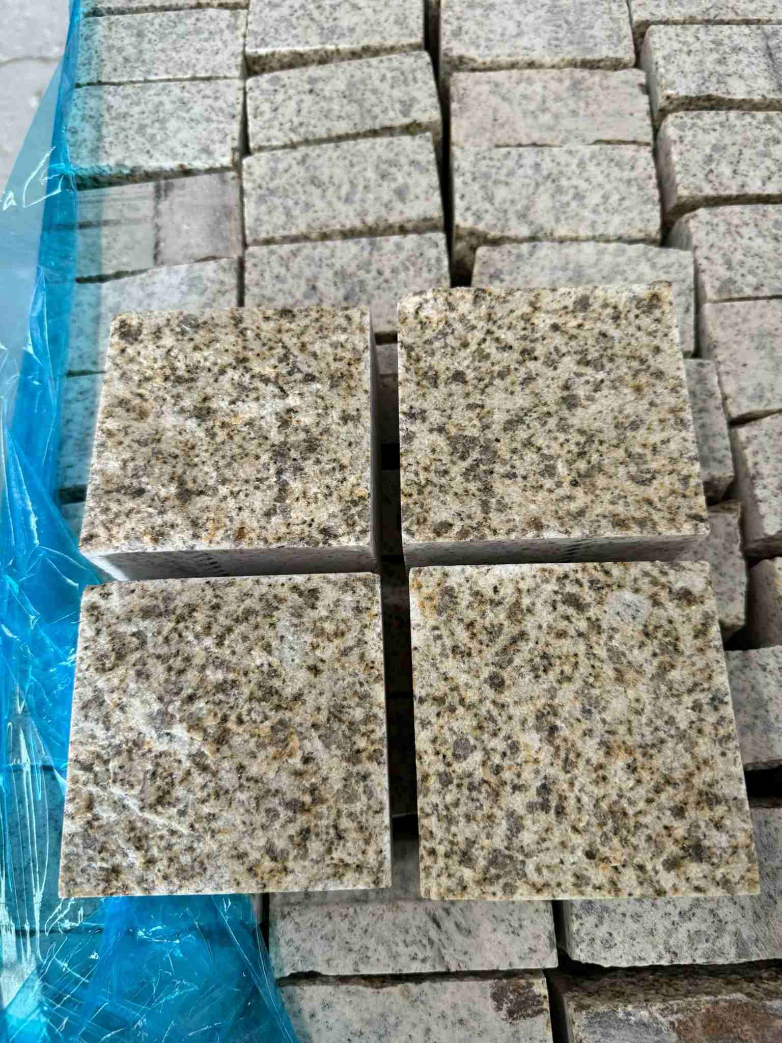 昭通 黄金麻花岗岩自然面小方块，弹石，马蹄石等