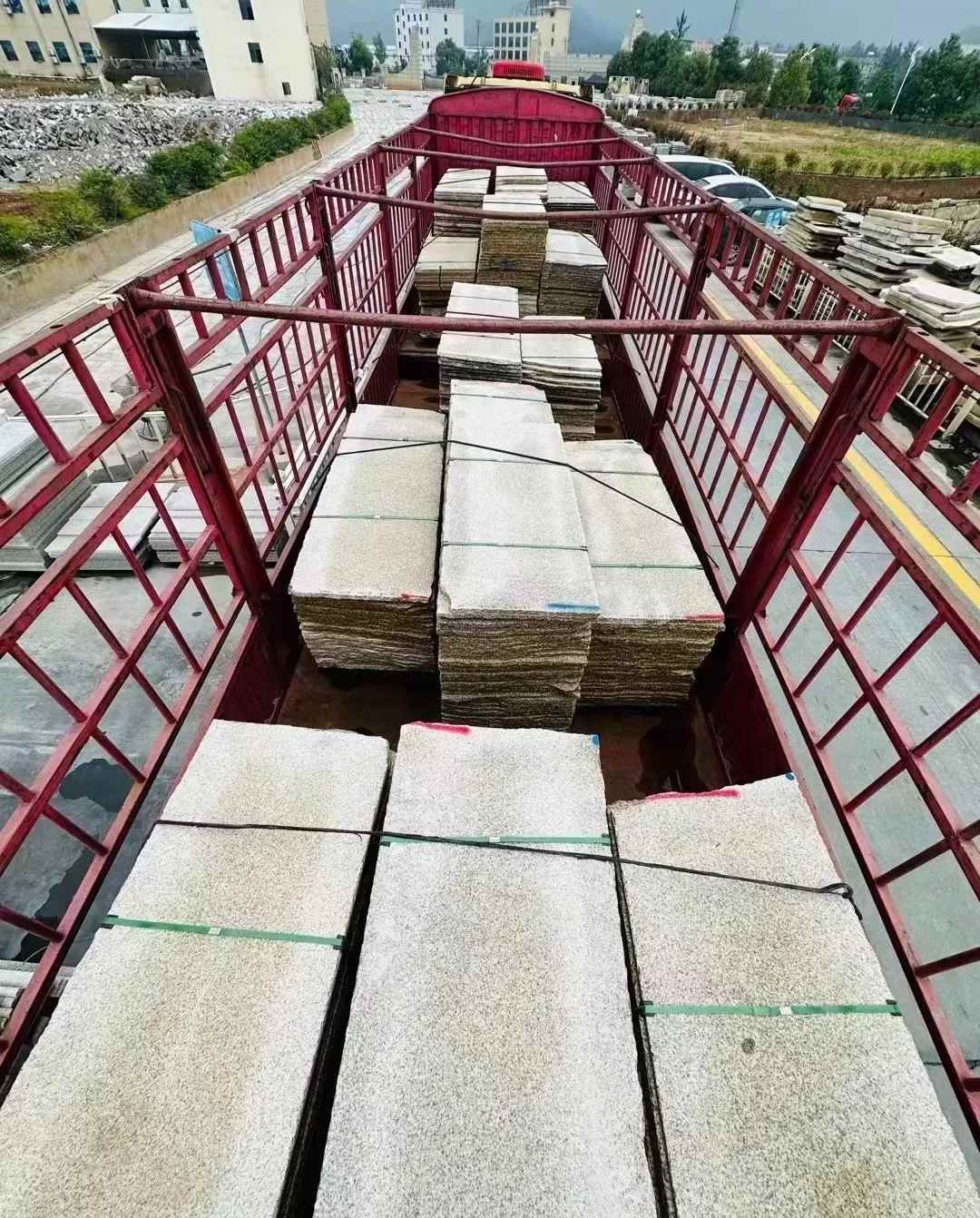 昭通 黄金麻花岗岩荔枝面，光面毛板装车完成