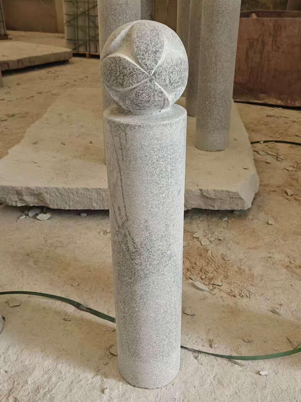 昭通 芝麻白花岗岩石材挡车石柱、停车柱、圆柱挡车柱、方柱挡车柱等