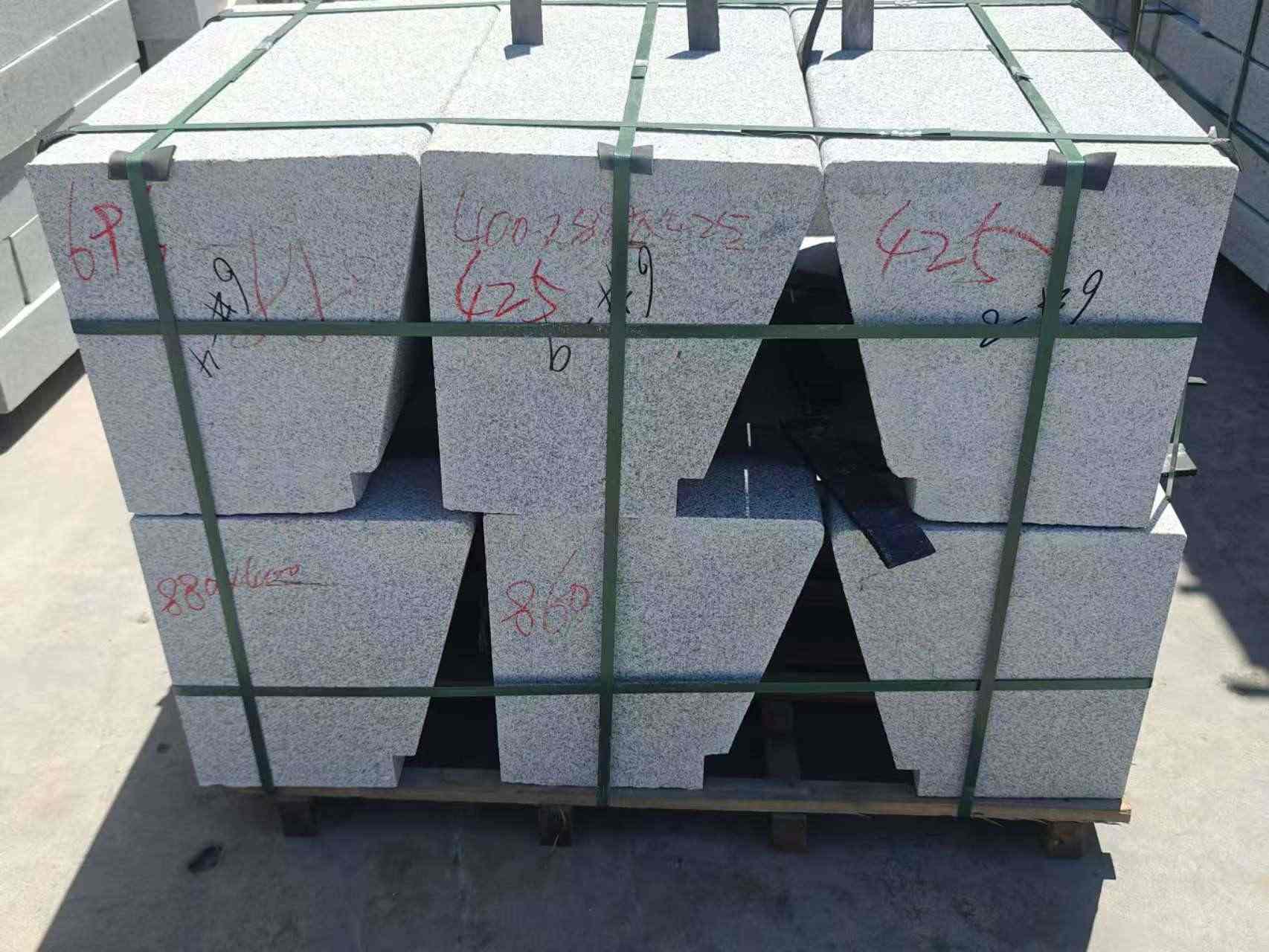 昭通 芝麻白异形坐凳，石凳