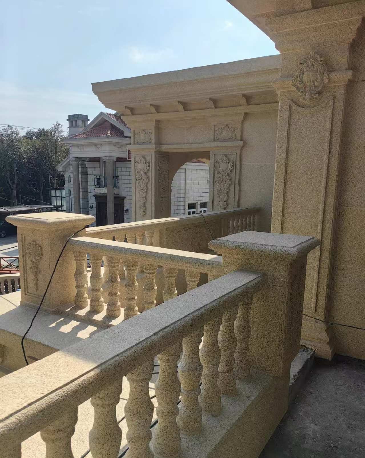 昭通 黄金麻别墅外墙干挂雕花配合阳台栏杆花瓶柱