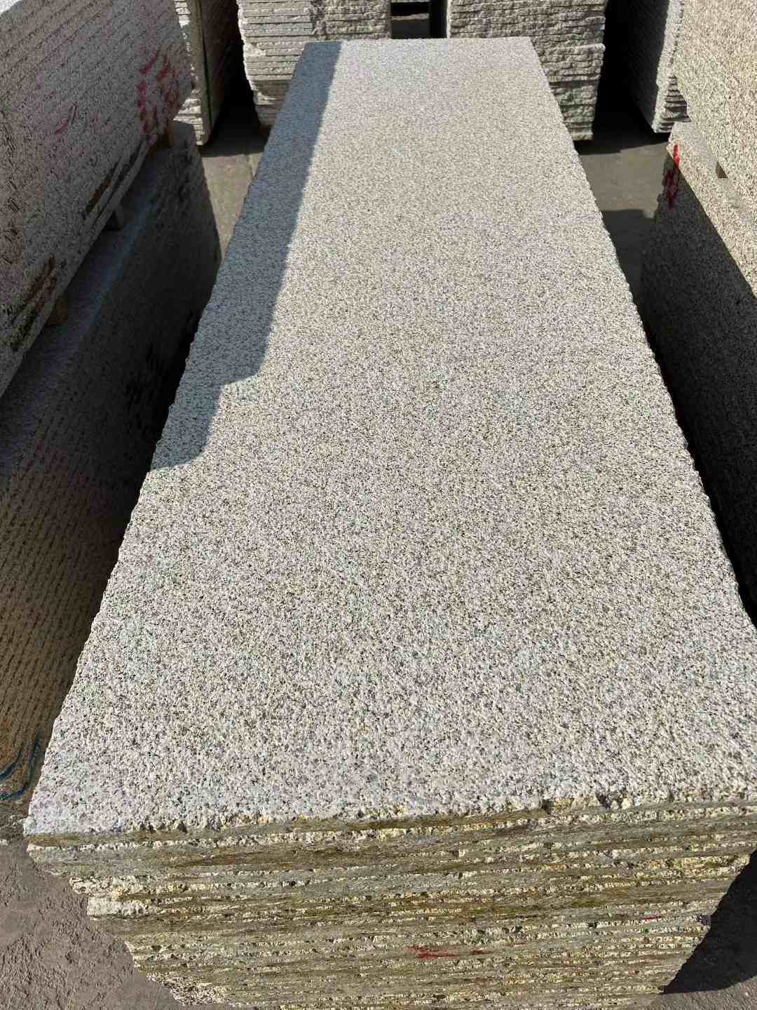 昭通 黄金麻花岗岩荔枝面毛板，半成品