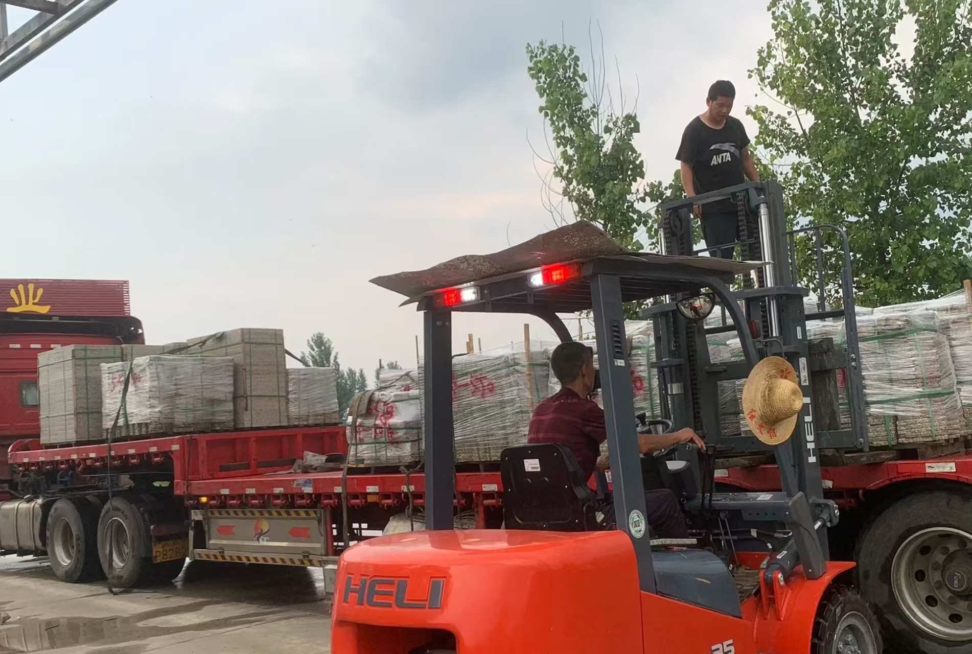 昭通 黄金麻冰裂纹，地铺石装车