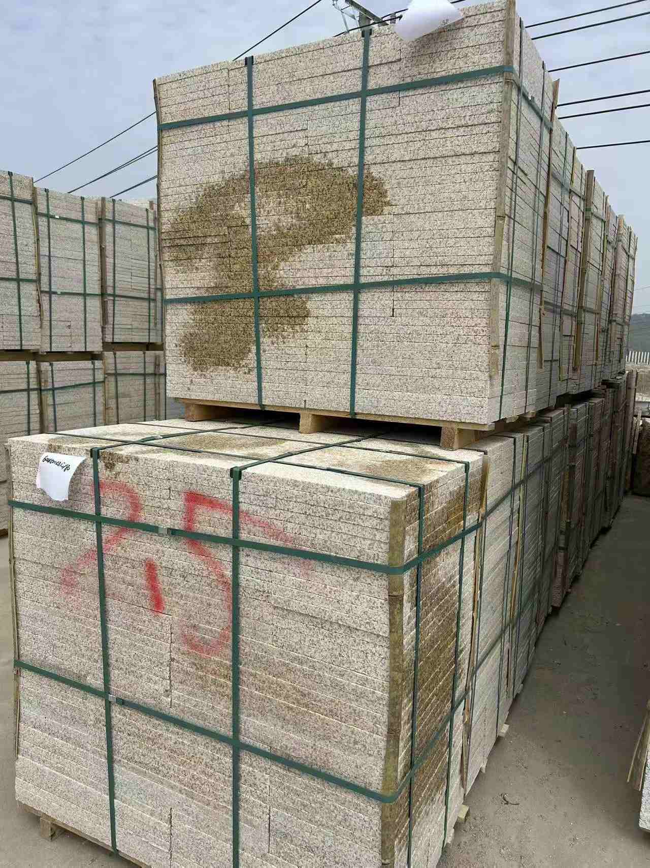 昭通 黄金麻花岗岩石材荔枝面地铺石2.5*300*600