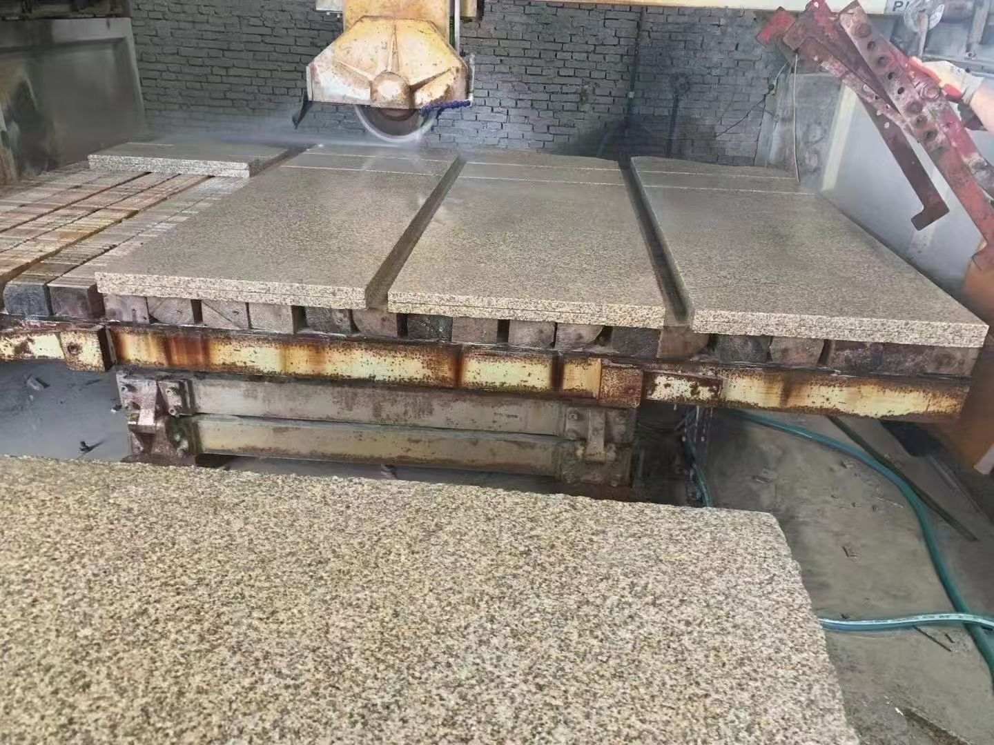 昭通 黄金麻荔枝面成品板加工