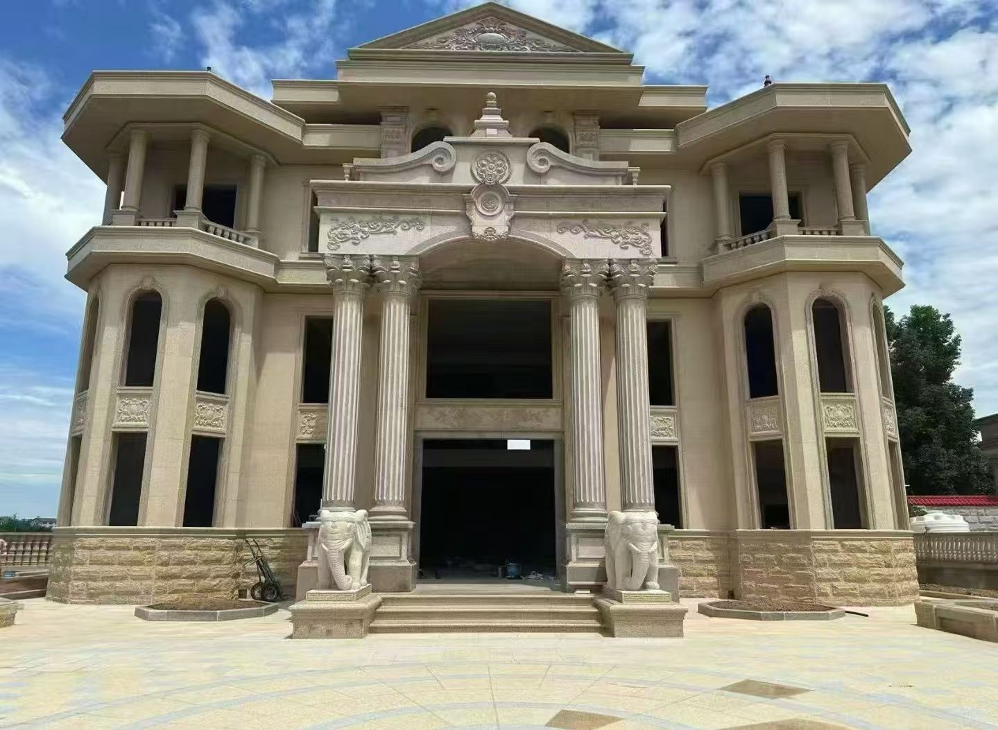 昭通 黄金麻别墅外墙干挂，大柱，大象，蘑菇石，雕花板