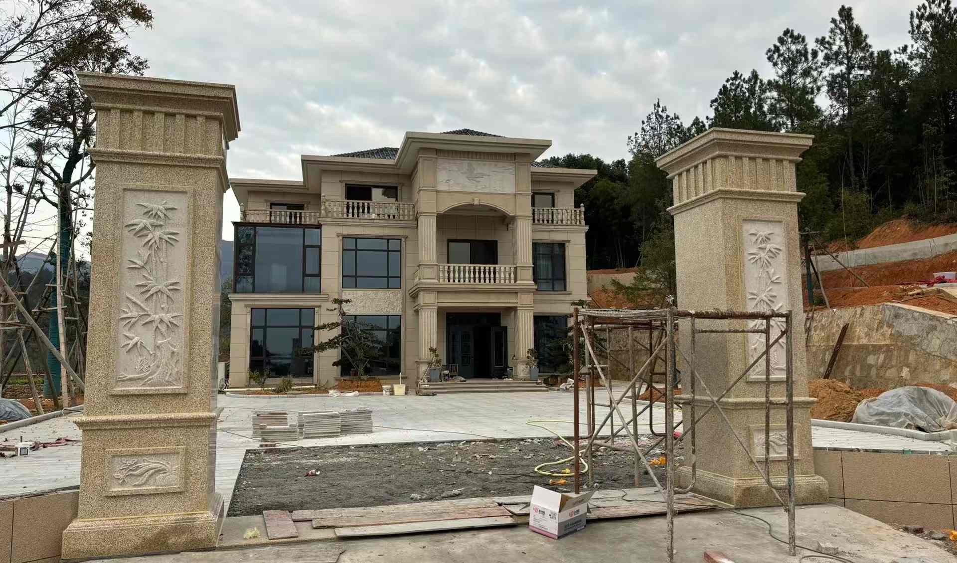 昭通 黄金麻花岗岩别墅雕花外墙干挂配上门口雕花罗马柱