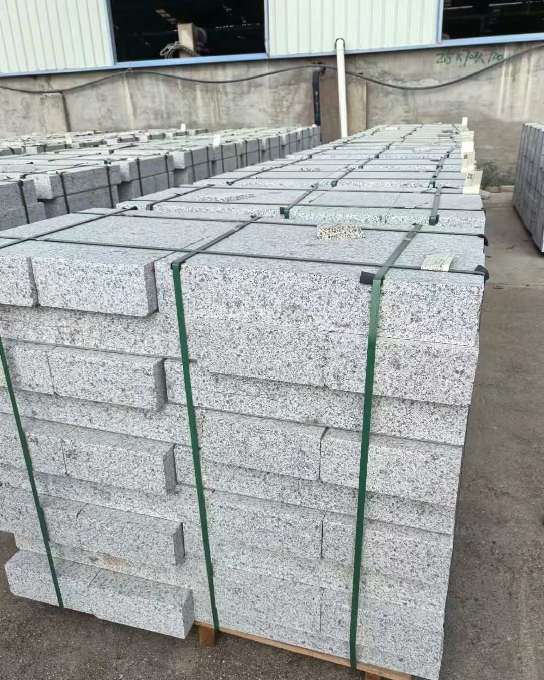 昭通 白麻花岗岩路沿石，弧形路沿石，道牙石，马路牙子，界石，路缘石，平沿石，直岩石，平缘石等