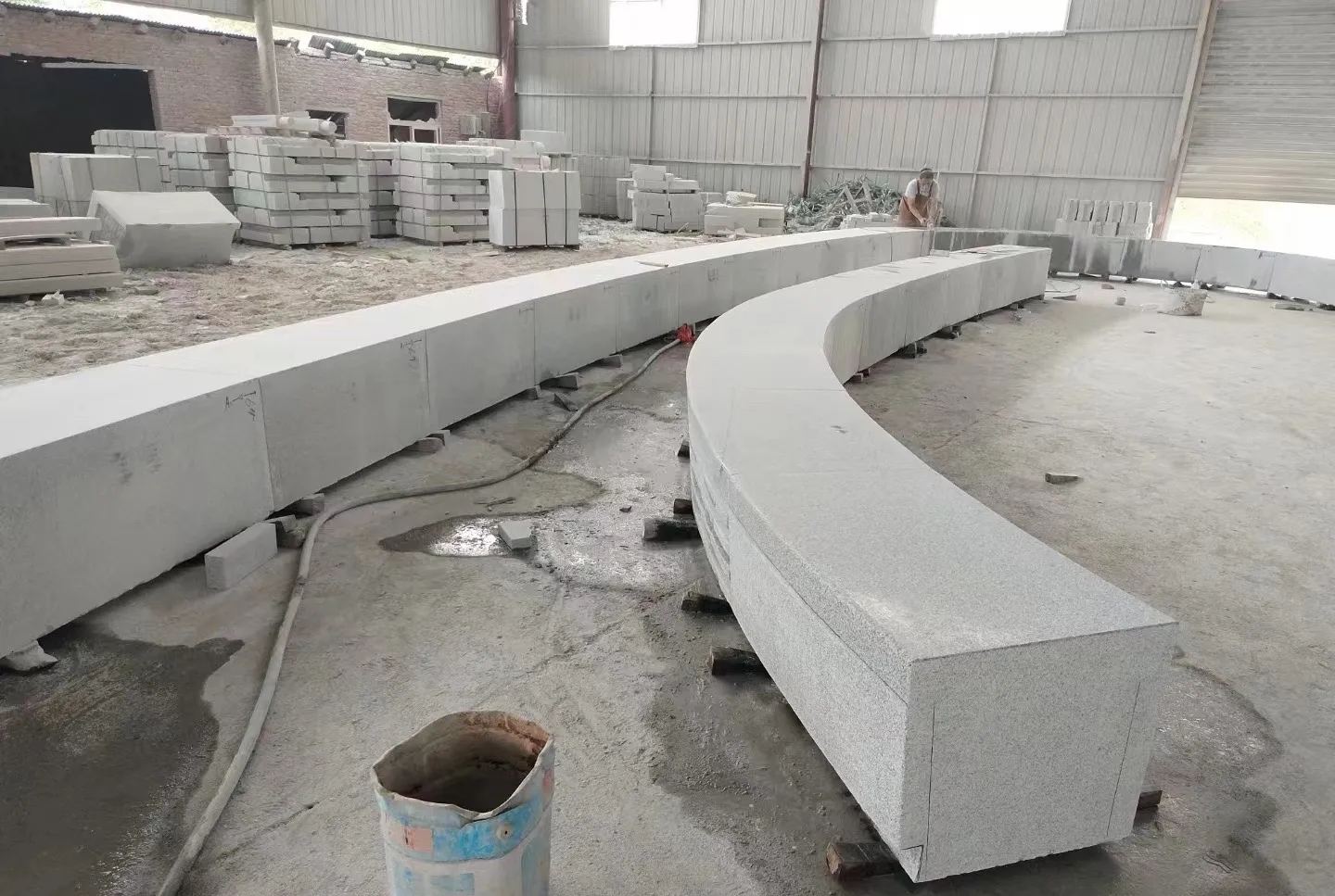 昭通芝麻白花岗岩石板材 园林光面弧形坐凳