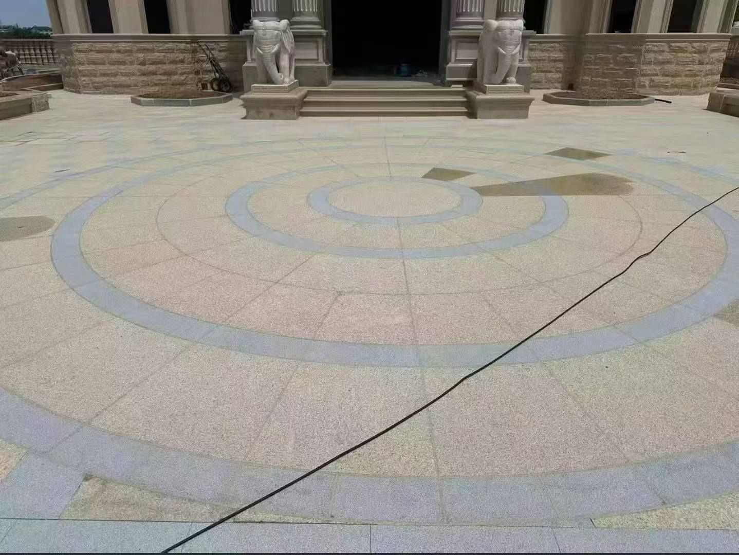 昭通 黄金麻芝麻灰花岗岩石材地铺拼接效果