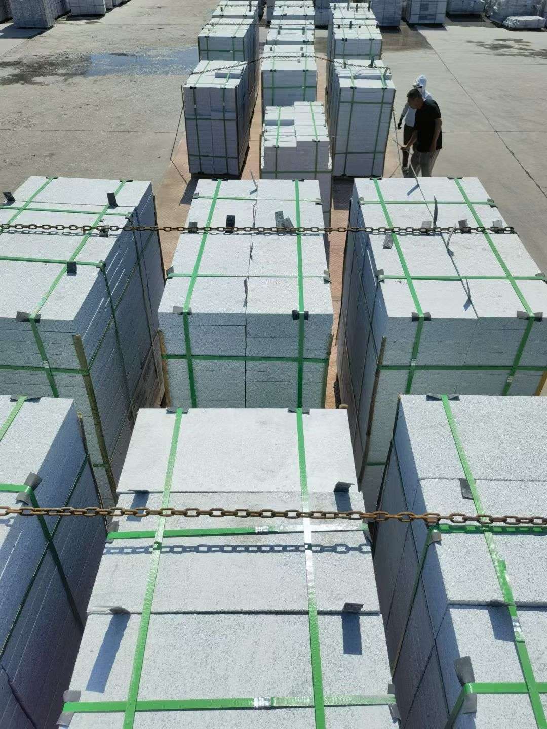 昭通 芝麻白花岗岩5公分地铺石 花岗岩厂家工厂装车日常